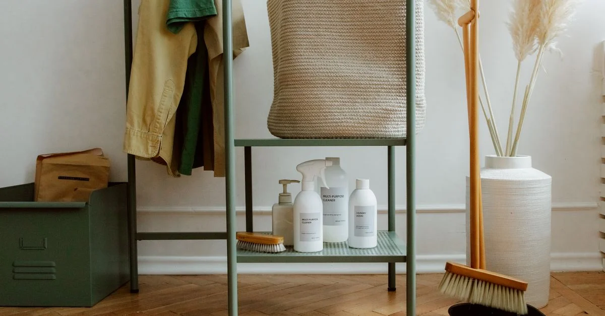 Produits de nettoyage écologiques et solutions de rangement pour la maison dans un intérieur moderne et minimaliste.